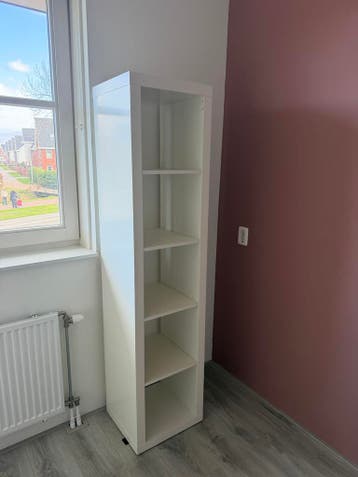 Witte smalle boekenkast met 5 planken