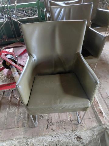 6 comfortabele fauteuils - 3 goed, 3 met lichte gebruiksspor