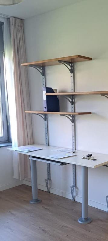 Ingebouwd bureau system met planken
