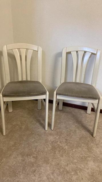 2 keukenstoelen