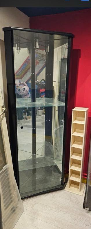 Hoekvitrine met glazen planken