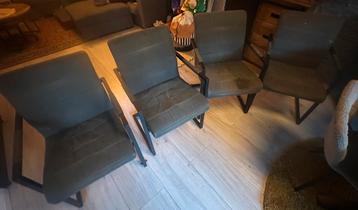 Gratis Vier industriele eetkamamerstoelen