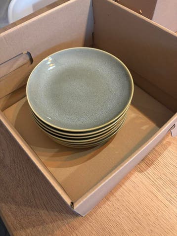 Servies set: 8 ontbijtbordjes, 8 soepkommen, 8 kleine bakjes