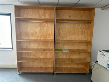 Houten kasten op zwenkwielen