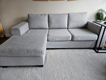 Grijze bank met chaise longue