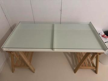 GRATIS Bureau met glazen blad en houten schragen