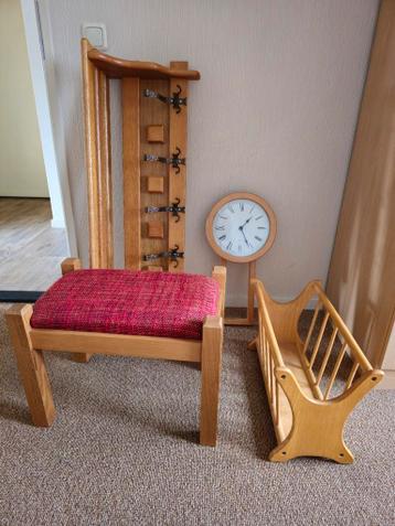 Eiken kapstok, voetenbank, klok en lektuurbak gratis!