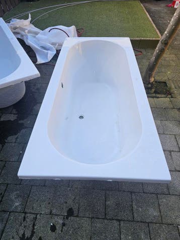 2 Nieuwe Villeroy & Boch baden met schade