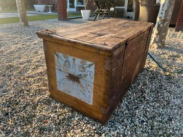 Houten kist met beschilderingen
