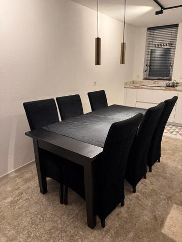 6 zwarte stoelen GRATIS