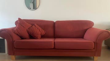 Rode bank met twee kussens