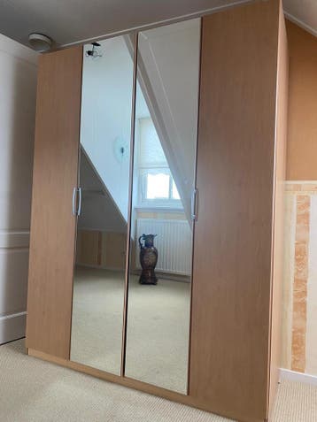 Kleding of kantoorkast