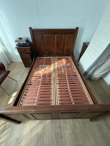 Houten tweepersoonsbed met lattenbodems