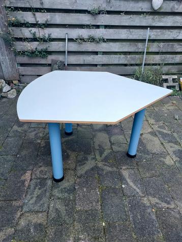 Burotafel met blauwe ijzeren poten
131 cm bij 113 cm bij 76.
