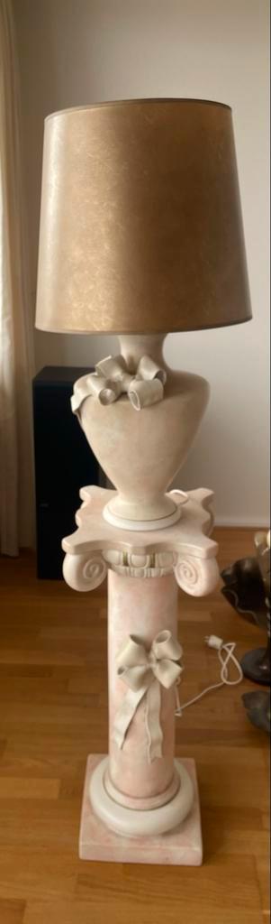 Decoratieve staande lamp met klassieke zuilvoet