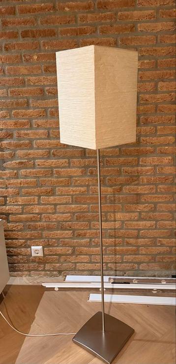 Stijlvolle staande lamp met stoffen kap