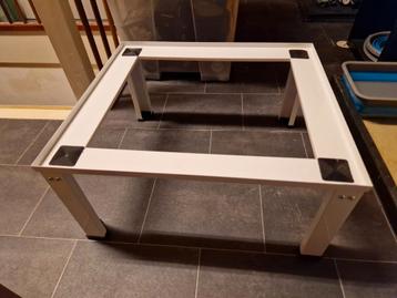 Wit metalen onderstel / verhoger voor wasmachine/droger