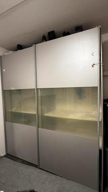 Kledingkast met schuifdeuren