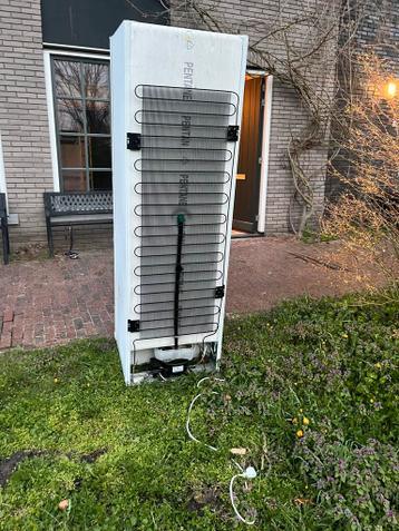 Oude koelkast zonder deur met vriezer