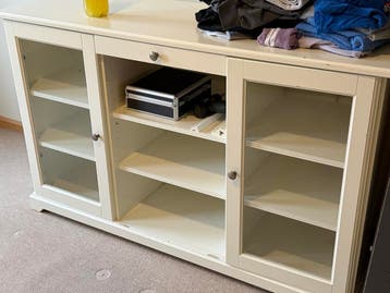 Crèmekleurige vitrinekast met glazen deuren