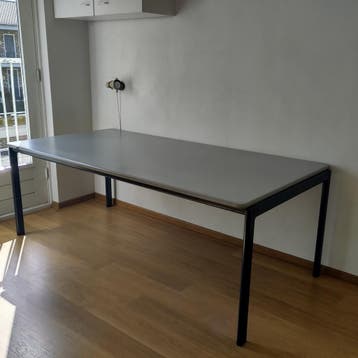 Stevige werktafel / ateliertafel / hobbytafel