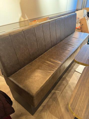 Lange bank van bruin leer, ideaal voor horeca of thuis