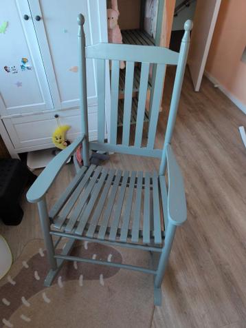 Grijze houten schommelstoel