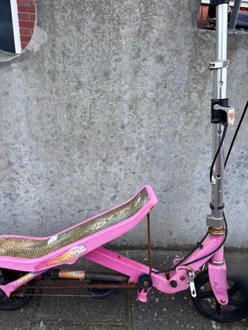 Gratis: Roze Spacescooter (let op: ketting zit vast)