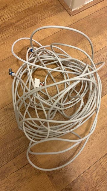 Witte coaxiale kabel met connectoren