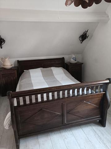 Koloniale slaapkamer set: bed, nachtkastjes, kledingkast