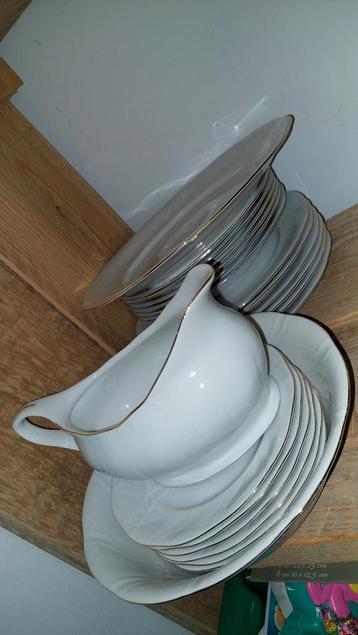 Als nieuw set borden wit met gouden rand, voor chocolade