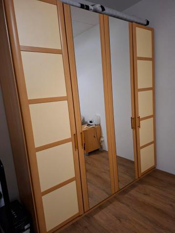 Bedframe 180x200 en 4-deurs kast (gratis af te halen)