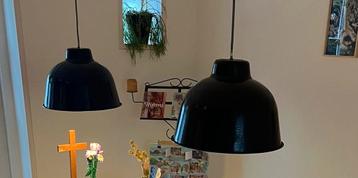 2 zwarte metalen hanglampen