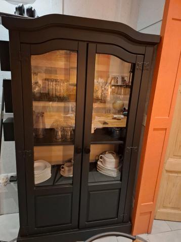 Zwarte vitrinekast met glazen deuren