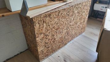 Kast met kurk bekleed