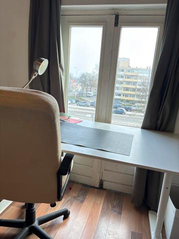 Gratis beige bureaustoel en buraeu