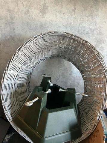 Kerstboomhouder met rieten mand