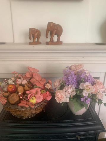 2 bloemstukjes en eventueel olifantjes.