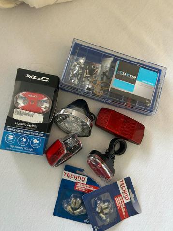 Diverse nieuwe fietsbenodigdheden: verlichting, gereedschap,