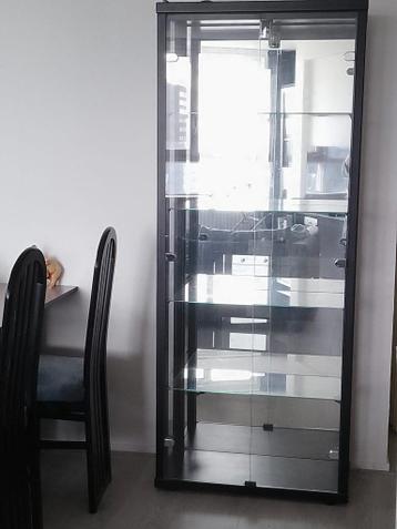 Vitrinekast (Moet nu weg!)