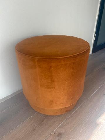 Fluwelen poef in roestbruine kleur