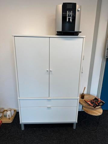 Witte kast met twee deuren en twee lades
