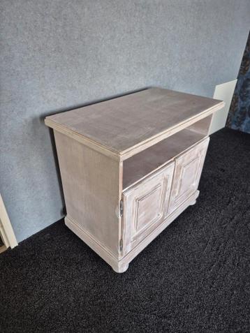 Tv kastje (gratis af te halen)