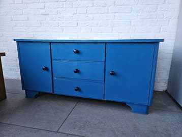 Blauw dressoir met lades en deuren