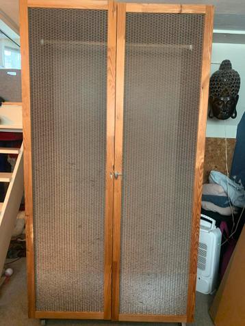 Houten kledingkast met gaasdeuren