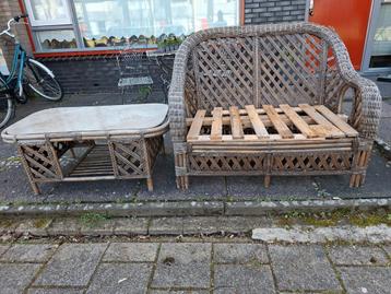 Rotan bankje en stoel met kussens