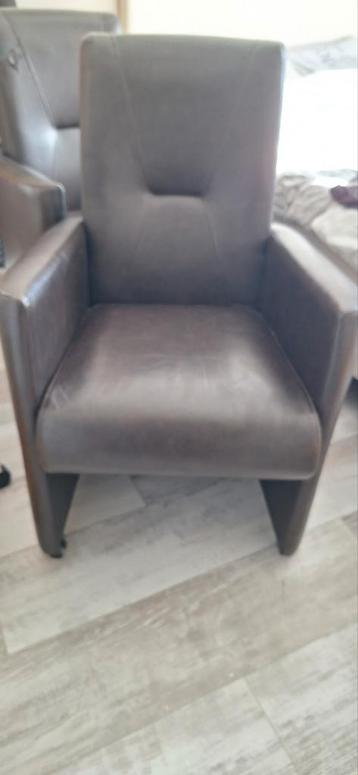 Bruine stoelen op wieltjes