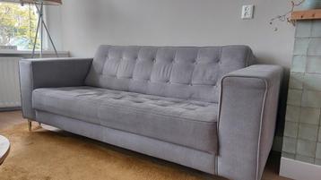 Gratis! Grijze gecapitonneerde bank 200x90x80cm