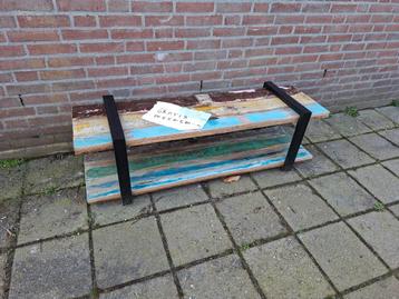 Gratis tv meubel. Gerecycled hout. Staat buiten de poort