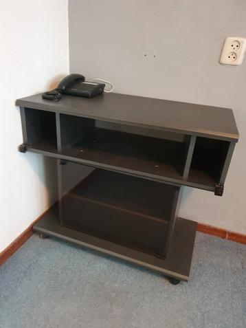 Gratis meubels: salontafels, boekenkast, bank, vloerlampen